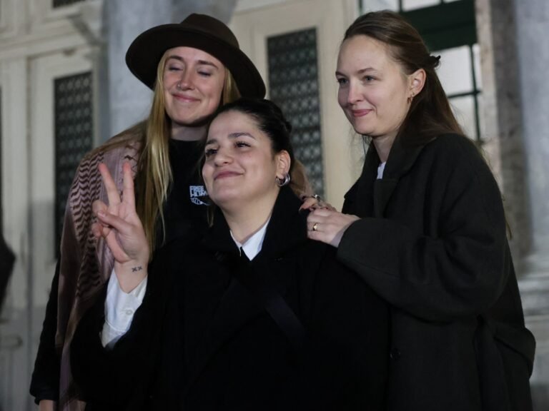 A nadadora síria Sarah Mardini foi inocentada pelo tribunal grego por resgate de migrantes