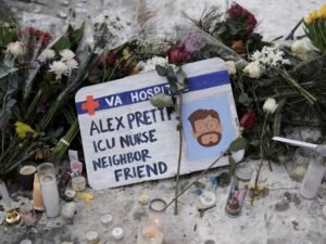 Administração Trump e aliados do MAGA espalham informações erradas sobre o assassinato de Pretti