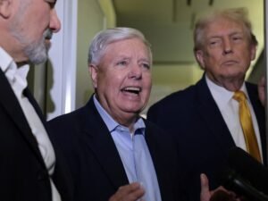 Trump posa com chapéu ‘Make Iran Great Again’ após sequestro de Maduro