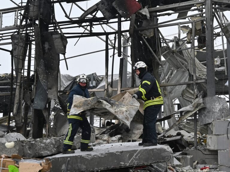 Dois mortos e dezenas de feridos em grandes ataques de drones russos na Ucrânia