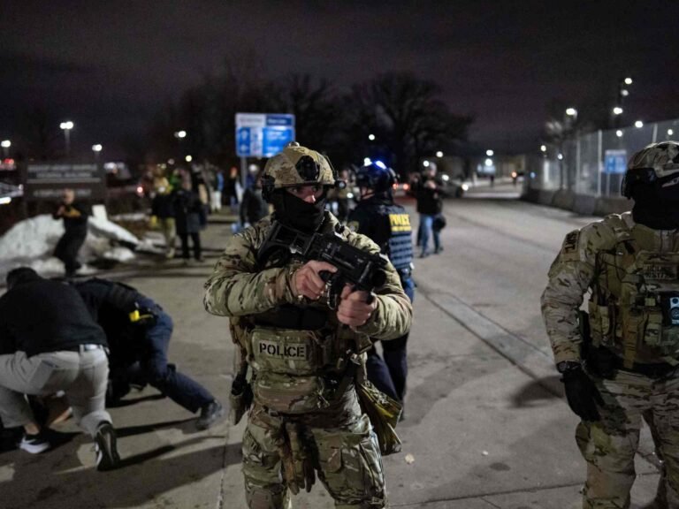 Juiz dos EUA ordena restrições às ações dos agentes do ICE contra manifestantes de Minnesota