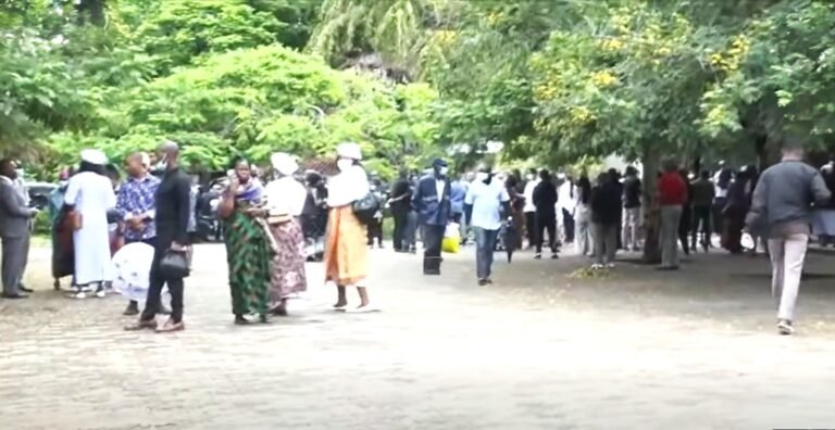 Famílias reclamam corpos retidos na Morgue do…