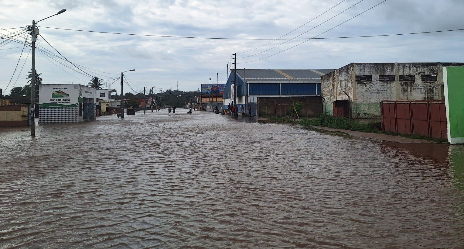 Baixa de Xai-Xai submersa - Jornal Notícias