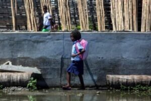 Cheias podem adiar arranque do ano lectivo -...