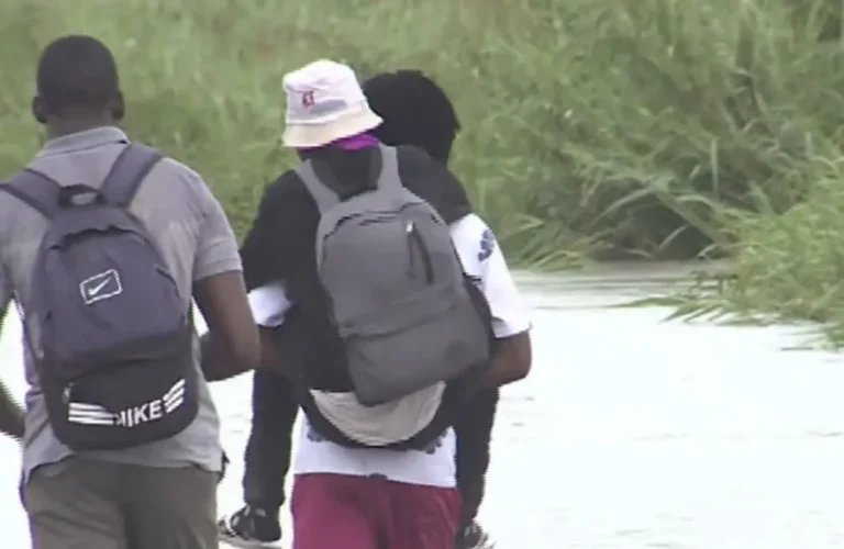 “Neneca” custa 50 meticais em Mulotana após chuvas inundarem ligação com Malhampsene