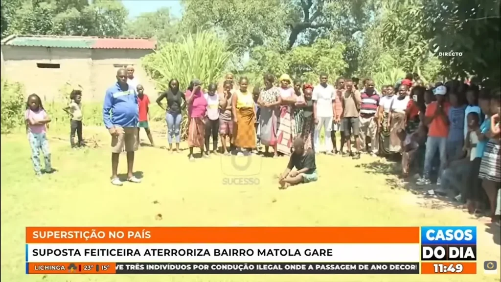 Mistério e acusações de bruxaria na Matola: idosa encontrada em casa alheia diz ter perdido “voo” O bairro da Matola Gare, na província de Maputo, viveu momentos de tensão e espanto na madrugada de 2 de Janeiro de 2026, após uma mulher idosa, cuja identidade não foi revelada, ter sido encontrada no interior de uma residência no Quarteirão 22, em circunstâncias consideradas estranhas pelos moradores. O caso, reportado pela TV Sucesso, rapidamente deu origem a acusações de feitiçaria, depois de a idosa alegar que se havia perdido das suas colegas durante um suposto “voo”. Invasão registada de madrugada O proprietário da residência, Zacarias Tomás, contou à TV Sucesso que se apercebeu da presença da idosa por volta das 03h30 da madrugada, após ouvir barulhos dentro de casa. “Por volta das três, quase quatro horas da madrugada, ouvi a porta. Abri os olhos para prestar atenção e foi quando vi que era essa idosa dentro da casa”, relatou. Segundo Zacarias, a mulher apresentava um comportamento confuso, falando uma mistura de Xitsonga (Xangana) e Chope, e demonstrava pressa em sair. “Ela dizia que vinha para cozinhar carne, que tinha pressa, que precisava levar a chaleira para cozinhar carne”, explicou o morador, acrescentando que a idosa se encontrava parcialmente nua, vestindo apenas uma camisa na parte superior do corpo. Relatos de missão espiritual levantam suspeitas No local, a repórter da TV Sucesso, Crimilda Comaio, relatou que a mulher afirmou ter vindo das províncias de Gaza ou Inhambane para cumprir uma missão de carácter sombrio. De acordo com a tradução feita pela equipa de reportagem, a idosa teria dito: “Vim cá cumprir uma missão de consumir carne humana, solicitada pelos donos da casa.” A declaração causou pânico entre os moradores, sobretudo por o episódio ocorrer poucos dias após o falecimento de um vizinho da mesma zona. Comunidade divide-se entre feitiçaria e doença mental Para grande parte da vizinhança, trata-se claramente de um caso de feitiçaria. Alfredo Manjate, residente da área, expressou a posição dominante da comunidade: “Nós só queremos que ela saia daqui a voar da forma que chegou. Não queremos bater, só queremos que ela saia daqui a voar.” No entanto, nem todos concordam com essa leitura. Francisco Justino Cerenza, antigo professor e morador do bairro, apresentou uma visão diferente, alertando para a possibilidade de se tratar de um problema de saúde mental. “No meu entender, estamos perante uma pessoa com problemas mentais. Esta senhora é uma senhora doente”, afirmou à TV Sucesso. A sua intervenção gerou contestação entre alguns moradores, que rejeitam a explicação clínica e insistem na interpretação sobrenatural. Autoridade local reforça suspeitas de bruxaria Apesar das vozes discordantes, a chefe do quarteirão confirmou que, na sua leitura, não restam dúvidas quanto à natureza do caso. “Não tenho dúvidas de que se trata de uma feiticeira. Não é uma mulher normal”, afirmou à TV Sucesso. Até ao fecho da reportagem, o ambiente permanecia tenso, com a comunidade dividida entre o medo do sobrenatural e a necessidade de lidar com uma idosa visivelmente desorientada, sem que fosse apresentada uma avaliação médica oficial sobre o seu estado. Nota editorial O episódio vivido na Matola expõe um conflito antigo e sensível: o choque entre a leitura tradicional dos fenómenos inexplicáveis e a abordagem racional, médica e social. Quando crença substitui prova e medo substitui diagnóstico, o risco não é apenas de erro de interpretação, mas de injustiça real contra pessoas vulneráveis.