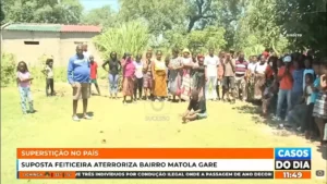 Mistério e acusações de bruxaria na Matola: idosa encontrada em casa alheia diz ter perdido “voo” O bairro da Matola Gare, na província de Maputo, viveu momentos de tensão e espanto na madrugada de 2 de Janeiro de 2026, após uma mulher idosa, cuja identidade não foi revelada, ter sido encontrada no interior de uma residência no Quarteirão 22, em circunstâncias consideradas estranhas pelos moradores. O caso, reportado pela TV Sucesso, rapidamente deu origem a acusações de feitiçaria, depois de a idosa alegar que se havia perdido das suas colegas durante um suposto “voo”. Invasão registada de madrugada O proprietário da residência, Zacarias Tomás, contou à TV Sucesso que se apercebeu da presença da idosa por volta das 03h30 da madrugada, após ouvir barulhos dentro de casa. “Por volta das três, quase quatro horas da madrugada, ouvi a porta. Abri os olhos para prestar atenção e foi quando vi que era essa idosa dentro da casa”, relatou. Segundo Zacarias, a mulher apresentava um comportamento confuso, falando uma mistura de Xitsonga (Xangana) e Chope, e demonstrava pressa em sair. “Ela dizia que vinha para cozinhar carne, que tinha pressa, que precisava levar a chaleira para cozinhar carne”, explicou o morador, acrescentando que a idosa se encontrava parcialmente nua, vestindo apenas uma camisa na parte superior do corpo. Relatos de missão espiritual levantam suspeitas No local, a repórter da TV Sucesso, Crimilda Comaio, relatou que a mulher afirmou ter vindo das províncias de Gaza ou Inhambane para cumprir uma missão de carácter sombrio. De acordo com a tradução feita pela equipa de reportagem, a idosa teria dito: “Vim cá cumprir uma missão de consumir carne humana, solicitada pelos donos da casa.” A declaração causou pânico entre os moradores, sobretudo por o episódio ocorrer poucos dias após o falecimento de um vizinho da mesma zona. Comunidade divide-se entre feitiçaria e doença mental Para grande parte da vizinhança, trata-se claramente de um caso de feitiçaria. Alfredo Manjate, residente da área, expressou a posição dominante da comunidade: “Nós só queremos que ela saia daqui a voar da forma que chegou. Não queremos bater, só queremos que ela saia daqui a voar.” No entanto, nem todos concordam com essa leitura. Francisco Justino Cerenza, antigo professor e morador do bairro, apresentou uma visão diferente, alertando para a possibilidade de se tratar de um problema de saúde mental. “No meu entender, estamos perante uma pessoa com problemas mentais. Esta senhora é uma senhora doente”, afirmou à TV Sucesso. A sua intervenção gerou contestação entre alguns moradores, que rejeitam a explicação clínica e insistem na interpretação sobrenatural. Autoridade local reforça suspeitas de bruxaria Apesar das vozes discordantes, a chefe do quarteirão confirmou que, na sua leitura, não restam dúvidas quanto à natureza do caso. “Não tenho dúvidas de que se trata de uma feiticeira. Não é uma mulher normal”, afirmou à TV Sucesso. Até ao fecho da reportagem, o ambiente permanecia tenso, com a comunidade dividida entre o medo do sobrenatural e a necessidade de lidar com uma idosa visivelmente desorientada, sem que fosse apresentada uma avaliação médica oficial sobre o seu estado. Nota editorial O episódio vivido na Matola expõe um conflito antigo e sensível: o choque entre a leitura tradicional dos fenómenos inexplicáveis e a abordagem racional, médica e social. Quando crença substitui prova e medo substitui diagnóstico, o risco não é apenas de erro de interpretação, mas de injustiça real contra pessoas vulneráveis.