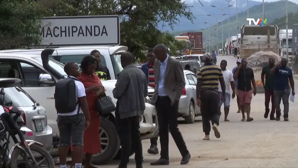 Fronteira de Machipanda, fluxo migratório em Manica, fronteira Moçambique Zimbabué, migração em Machipanda, quadra festiva, turismo em Manica, Monte Binga, Parque de Chimanimani, TVM Moçambique