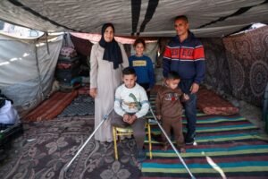 ‘Minha perna foi para o céu antes de mim’: a guerra israelense extingue a infância em Gaza