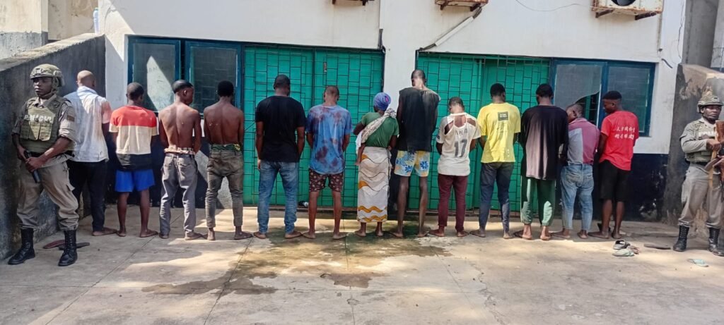 Detidos por destruir centro de tratamento de...