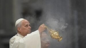 Vaticano adopta IA para traduzir missa em 60...