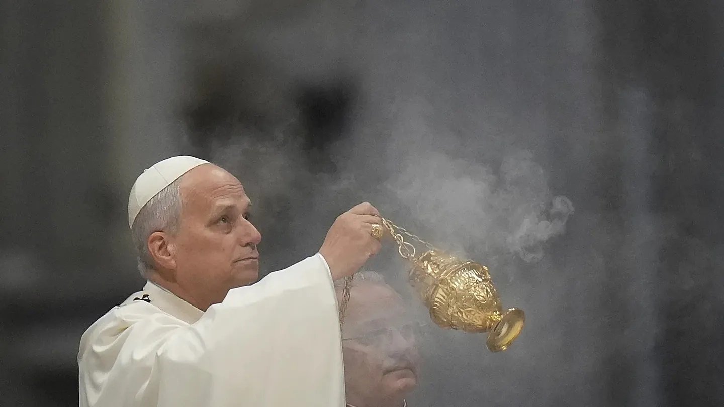 Vaticano adopta IA para traduzir missa em 60...