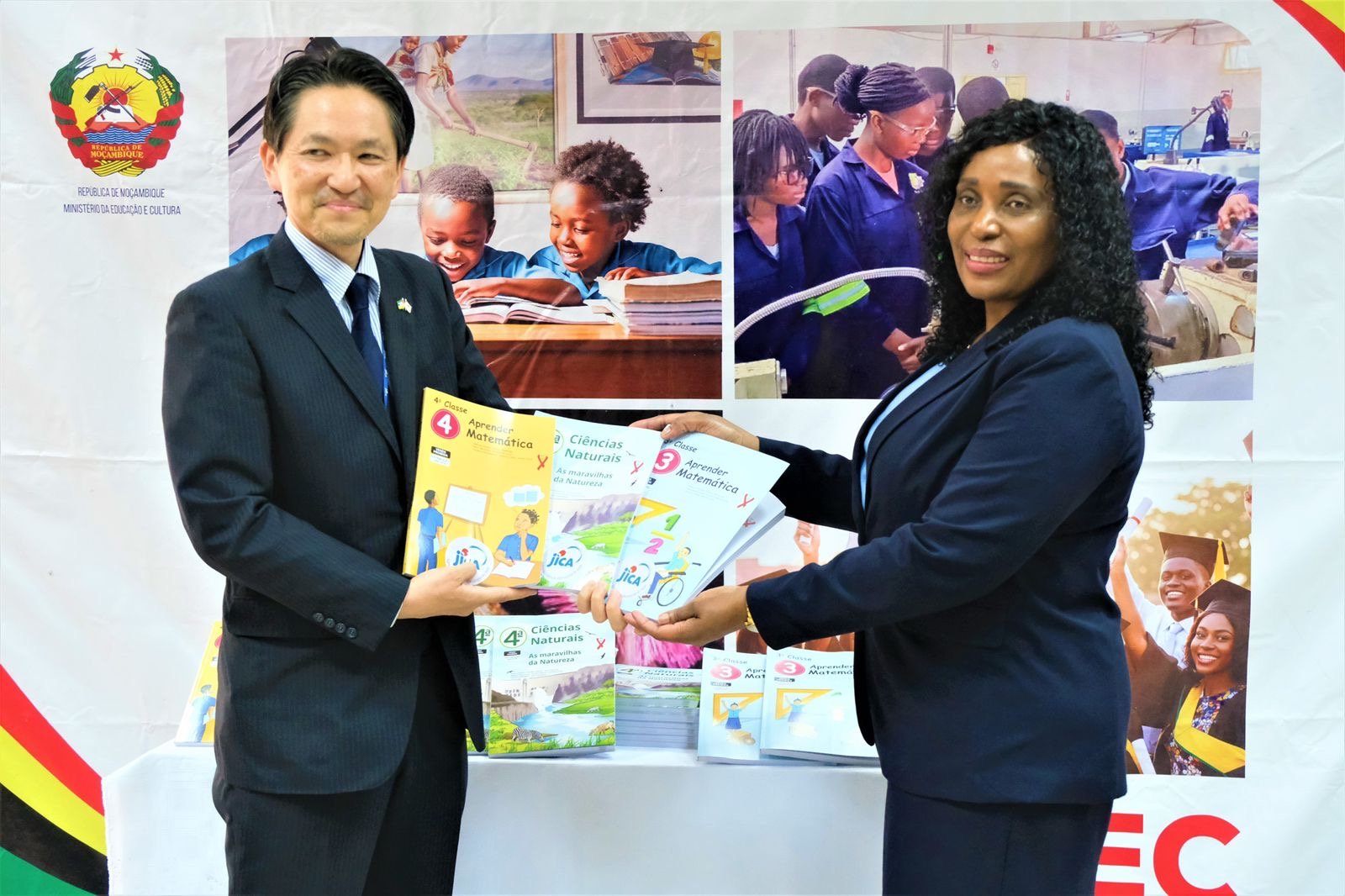 Vítimas das inundações recebem livros…