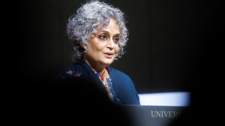 Arundhati Roy ‘chocado’ com os comentários do júri em Gaza, abandona o festival de cinema de Berlim