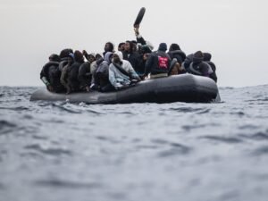 Viagens mortais: refugiados e migrantes arriscam tudo para chegar à Europa