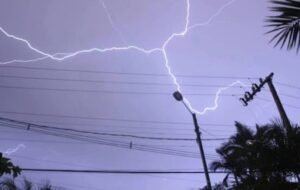 Descarga atmosférica mata jovem na Massinga -...