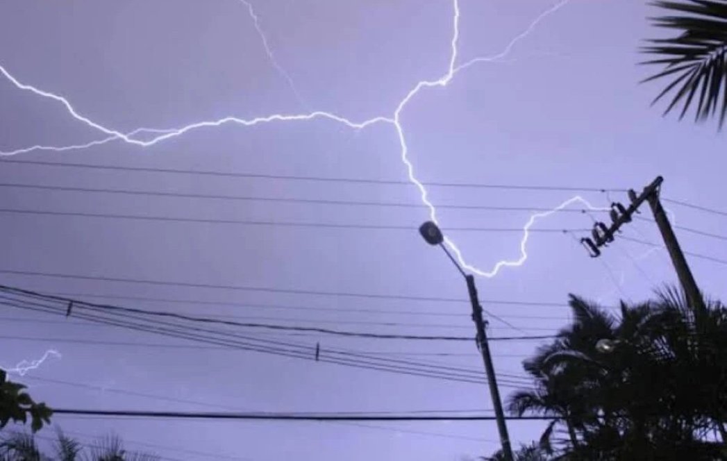 Descarga atmosférica mata jovem na Massinga -...