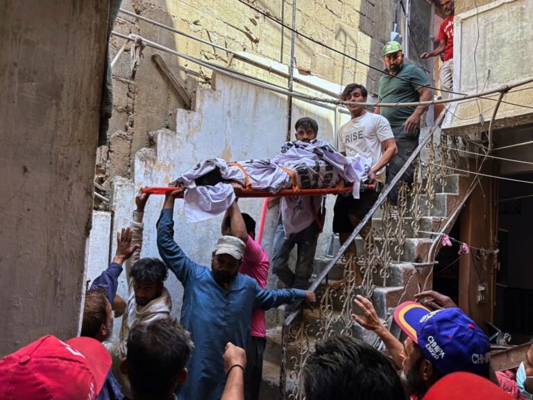 Explosão de gás mata 13 pessoas em Karachi, no Paquistão, desabando prédio