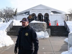 Hillary Clinton pede que Trump testemunhe na audiência de Epstein na Câmara dos EUA