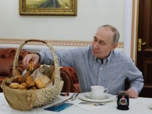 Como Putin permanece forte na Rússia, após quatro anos de guerra na Ucrânia