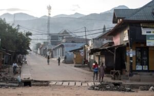 Centenas de pessoas retornam do Burundi para a RDC enquanto a fronteira fechada pelos combates do M23 é reaberta