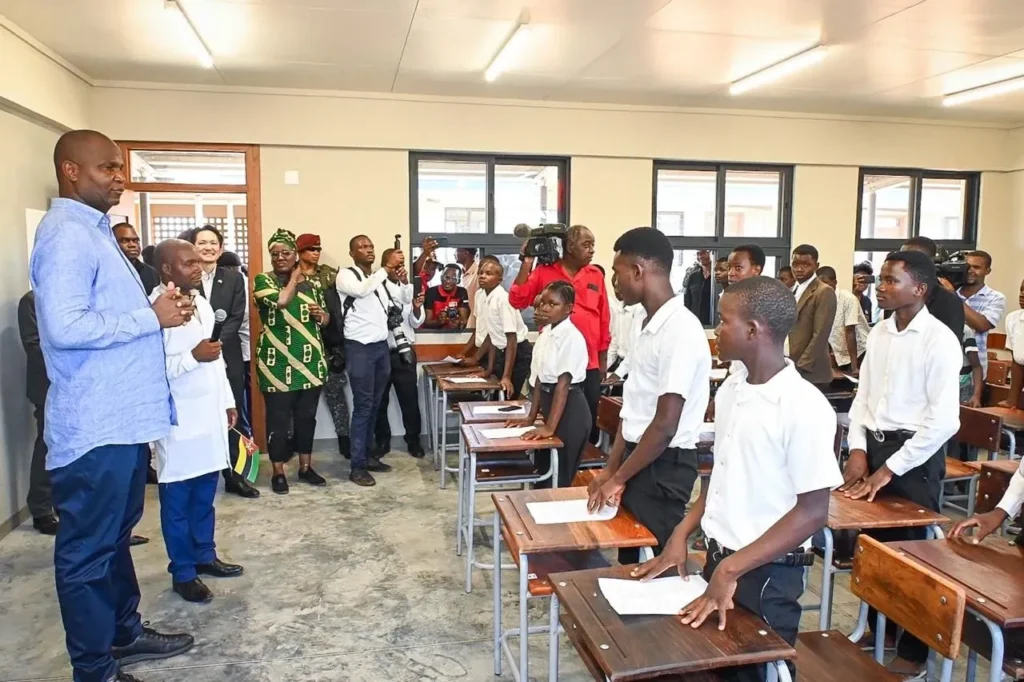 PR abre ano lectivo e entrega infra-estruturas...