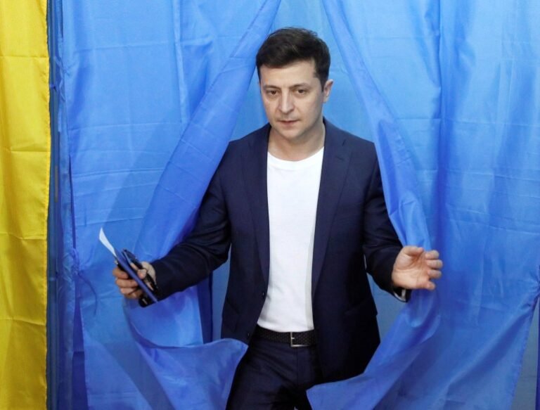 Outrora um líder popular em tempos de guerra entre os ucranianos, o brilho de Zelenskyy desaparece