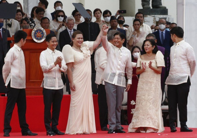 epa10042692 New Philippine President Ferdinand 'Bongbong' Marcos Jr. (4-L), son of the late president Ferdinand Marcos, celebrates with new Vice-President Sara Duterte (3- L) during Marcos' inauguration ceremony at the National Museum grounds in Manila, Philippines 30 June 2022. The former senator becomes the country’s 17th president. EPA/ROLEX DELA PENA