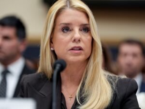 Legisladores dos EUA criticam Pam Bondi pela forma como o governo lidou com os arquivos de Epstein