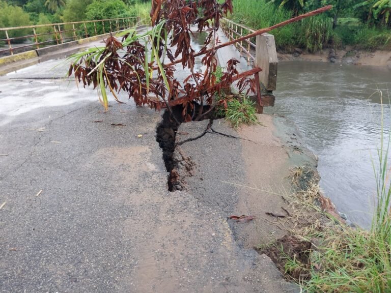 Continua interdito trânsito na estrada…