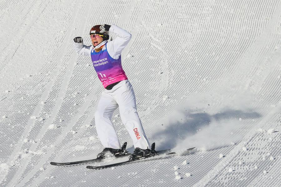 Xu Mengtao, da equipe China 1, reage durante a final de saltos aéreos por equipes mistas da Copa do Mundo de Esqui Estilo Livre da FIS em Zhangjiakou, província de Hebei, norte da China, em 21 de dezembro de 2025. (Foto de Wu Diansen/Xinhua)