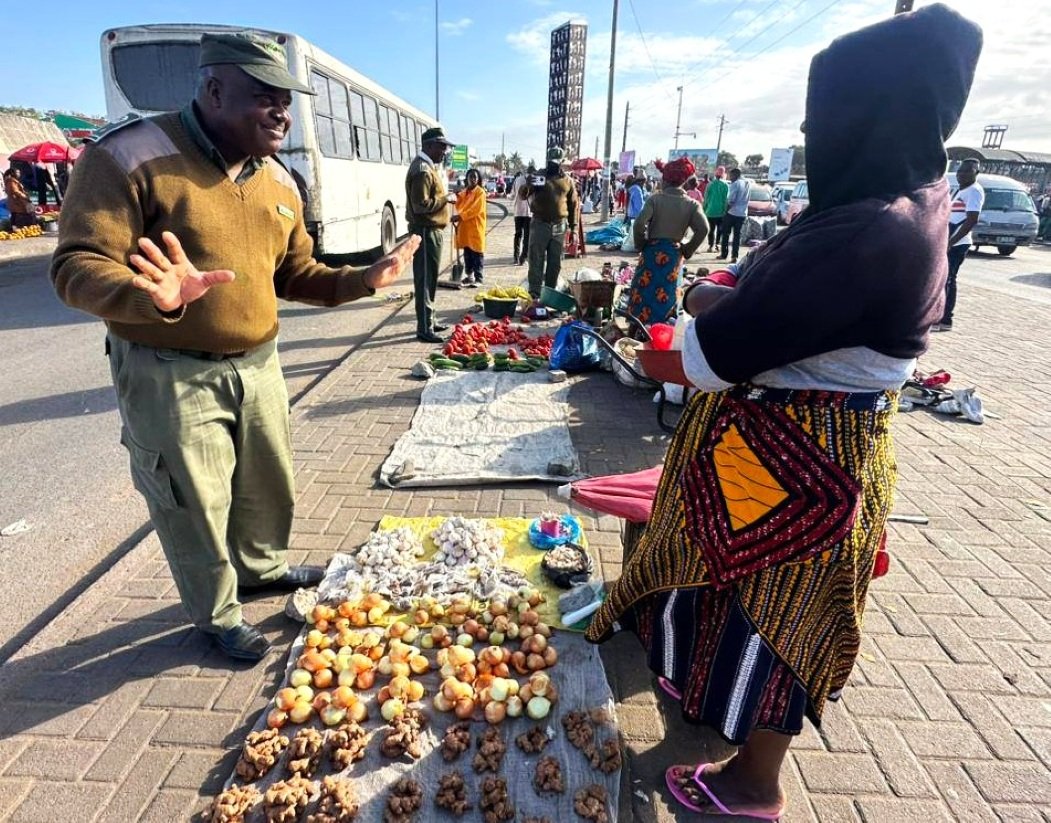 COMÉRCIO INFORMAL: Um “braço de...
