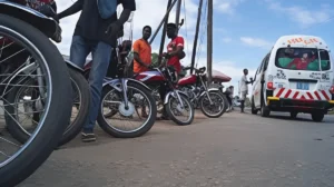 Menina de 14 anos é morta a tiros em frente à escola na “guerra dos táxis”