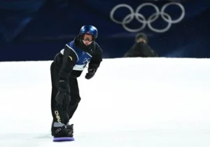 Su Yiming, da China, em ação durante a qualificação de snowboard big air masculino dos Jogos Olímpicos de Inverno de Milão-Cortina 2026 em Livigno, Itália, em 5 de fevereiro de 2026. (Xinhua/Zhang Hongxiang)