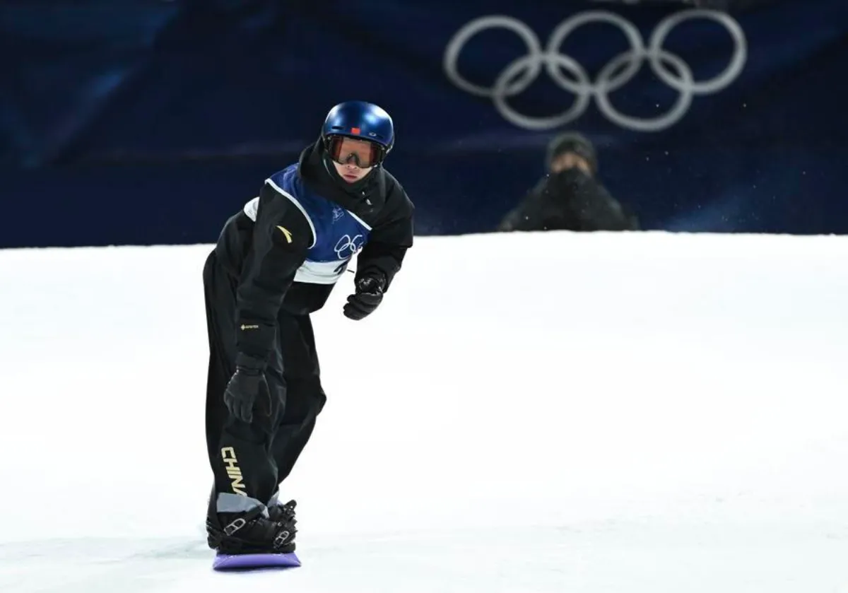 Su Yiming, da China, em ação durante a qualificação de snowboard big air masculino dos Jogos Olímpicos de Inverno de Milão-Cortina 2026 em Livigno, Itália, em 5 de fevereiro de 2026. (Xinhua/Zhang Hongxiang)