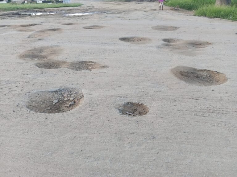 Crianças abandonam aulas para tapar buracos e pedir dinheiro na estrada Liwonde–Zomba