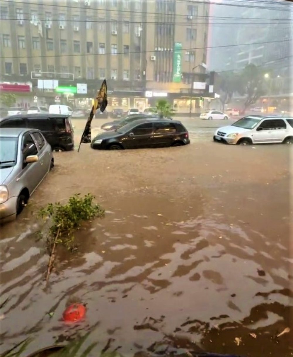 Mau tempo causa estragos em Maputo – Jornal…