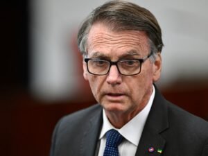 Brasil retira visto de conselheiro de Trump que pediu para visitar Bolsonaro na prisão