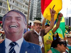 Jair Bolsonaro busca aprovação judicial para visita de autoridade de Trump