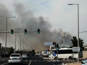 Explosões no Catar, Emirados Árabes Unidos e Kuwait enquanto os ataques retaliatórios do Irã continuam