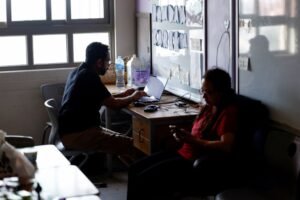 Como a guerra Israel-EUA contra o Irão coloca em risco 50 mil milhões de dólares em remessas indianas