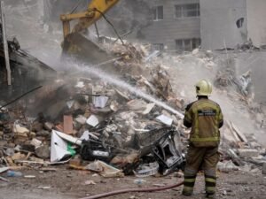 Irã nega qualquer conversação com os EUA depois que Trump alega discussões ‘produtivas’