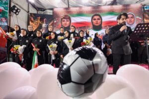 Seleção iraniana de futebol feminino é festejada em Teerã após batalha por asilo na Copa da Ásia