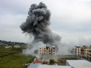 Israel mata 12 médicos em ataque no sul do Líbano enquanto a guerra devasta o país