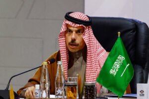 Chanceler saudita alerta Irã que paciência no Golfo não é “ilimitada” em meio a ataques