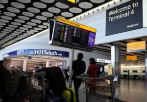 Dezenas de milhares de pessoas lutam por voos para fora do Oriente Médio em meio à guerra no Irã