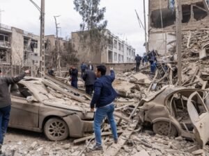 Trump sugere ‘desacelerar’ a guerra com o Irã enquanto os EUA enviam mais tropas para a região