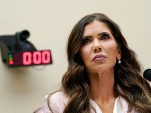 Trump diz que substituirá a chefe da Segurança Interna, Kristi Noem