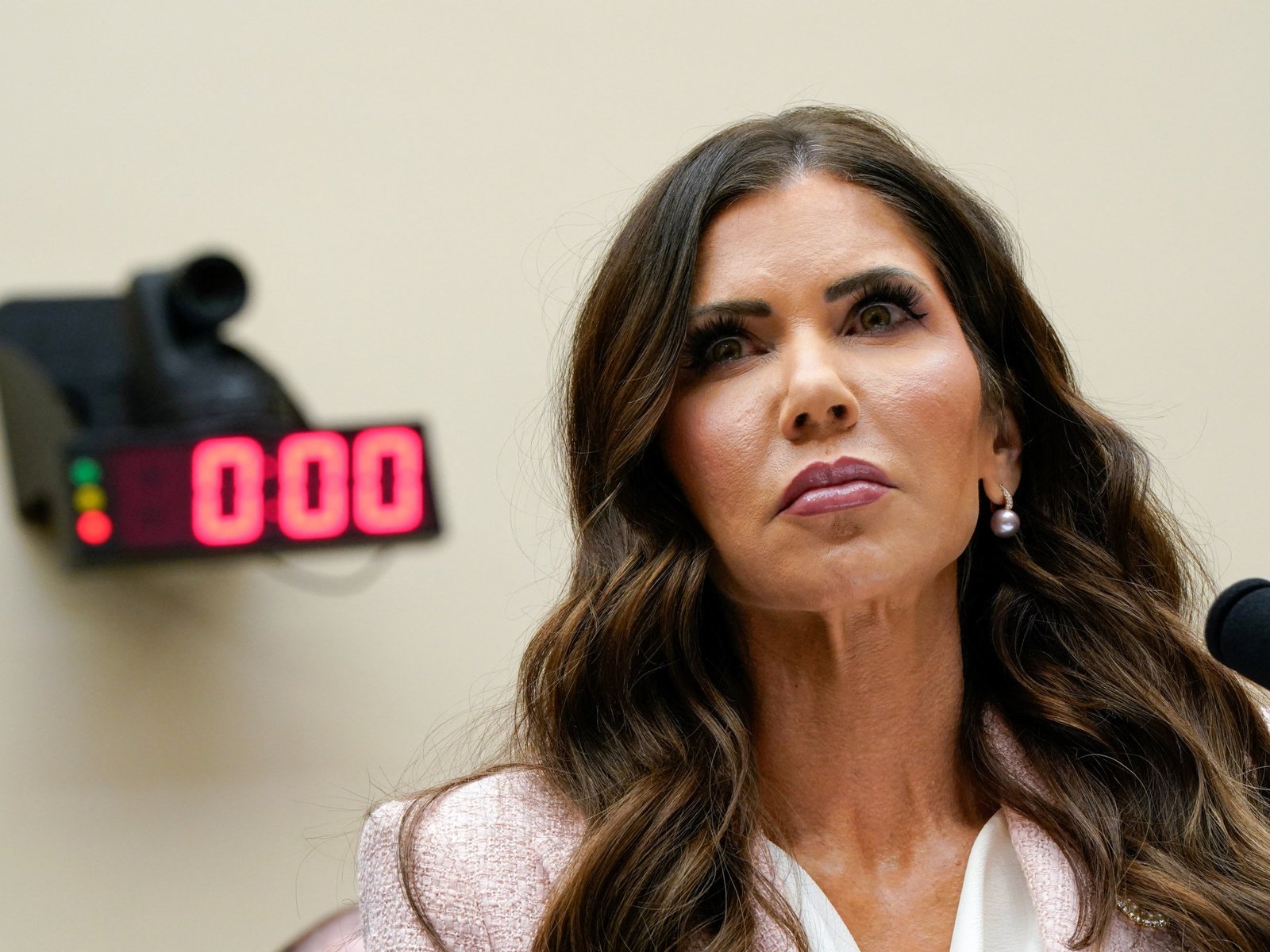 Trump diz que substituirá a chefe da Segurança Interna, Kristi Noem