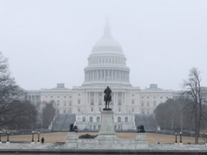 Câmara dos EUA rejeita por estreita resolução para acabar com a guerra de Trump no Irão